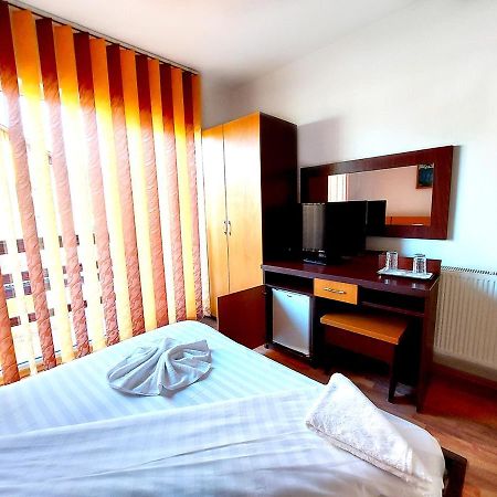 Floare De Colt Petrosani Hotel Екстериор снимка