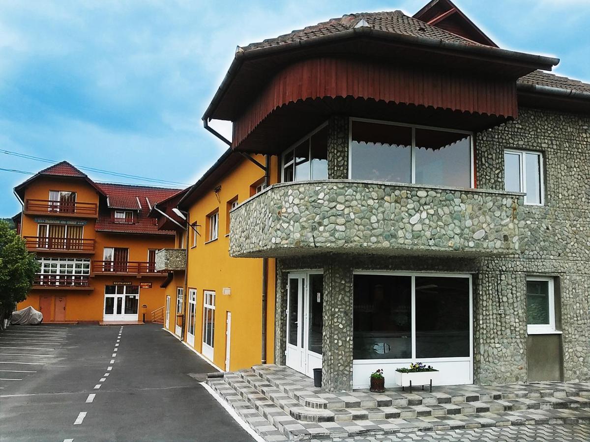 Floare De Colt Petrosani Hotel Екстериор снимка