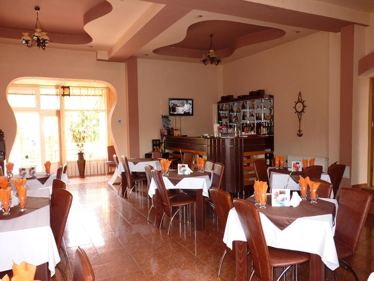Floare De Colt Petrosani Hotel Екстериор снимка