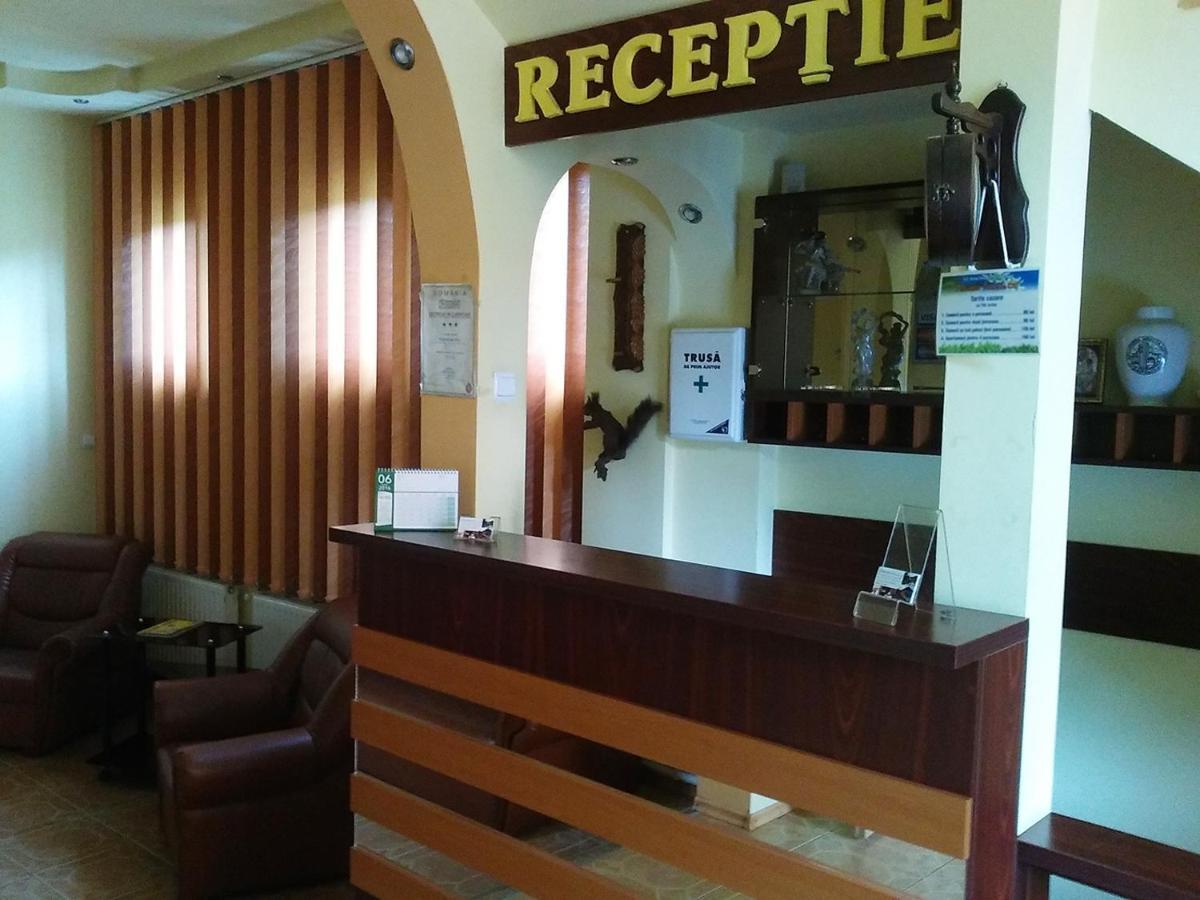 Floare De Colt Petrosani Hotel Екстериор снимка