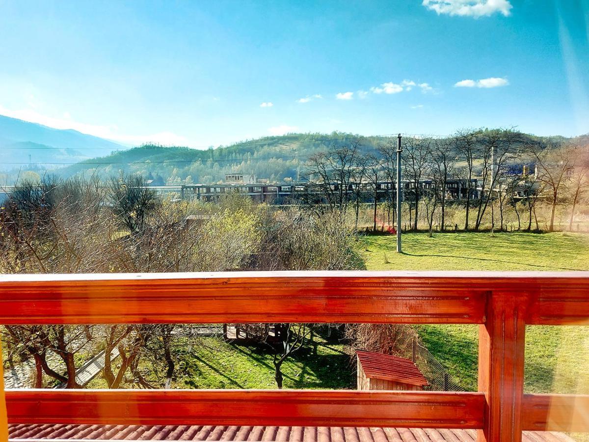 Floare De Colt Petrosani Hotel Екстериор снимка