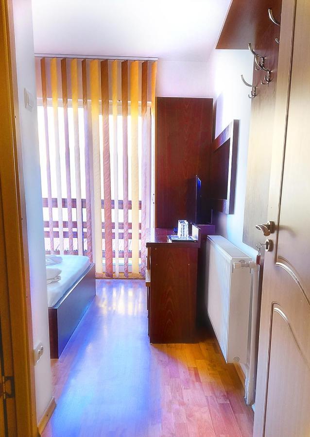 Floare De Colt Petrosani Hotel Екстериор снимка