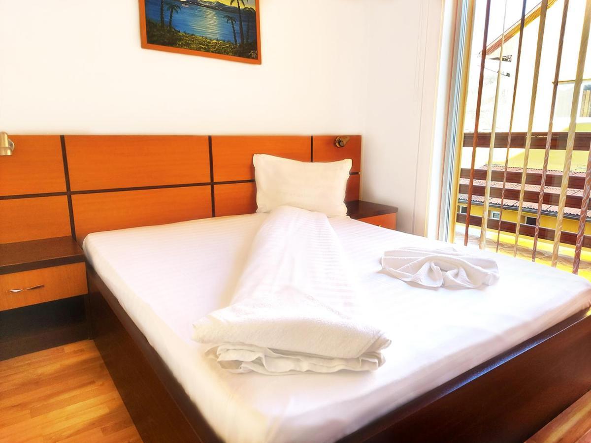 Floare De Colt Petrosani Hotel Екстериор снимка