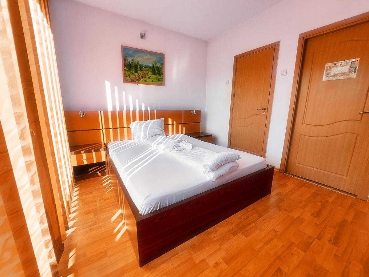 Floare De Colt Petrosani Hotel Екстериор снимка
