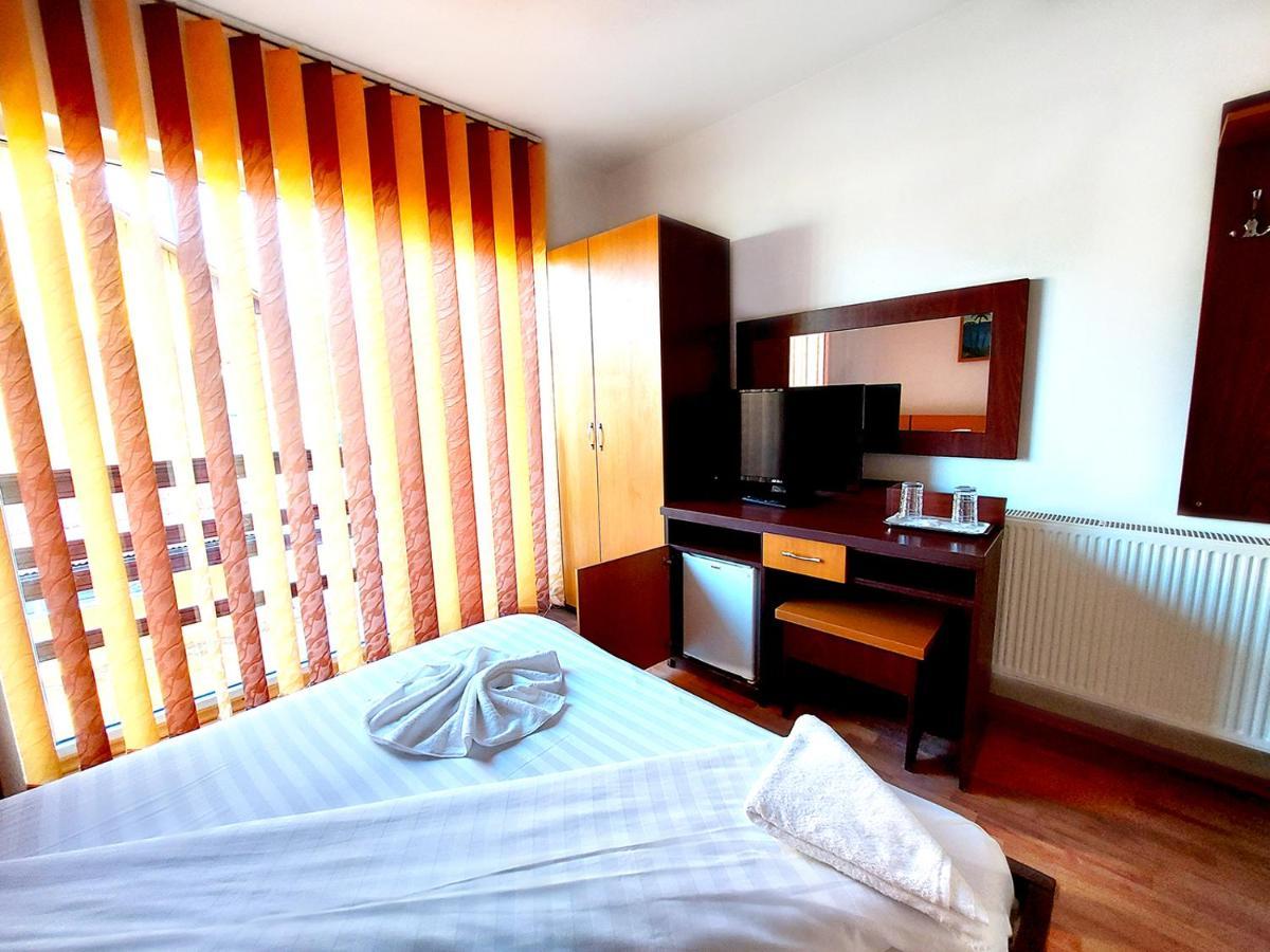 Floare De Colt Petrosani Hotel Екстериор снимка