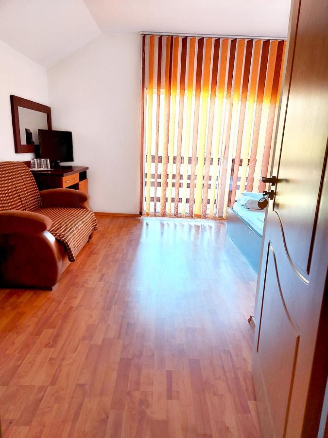 Floare De Colt Petrosani Hotel Екстериор снимка