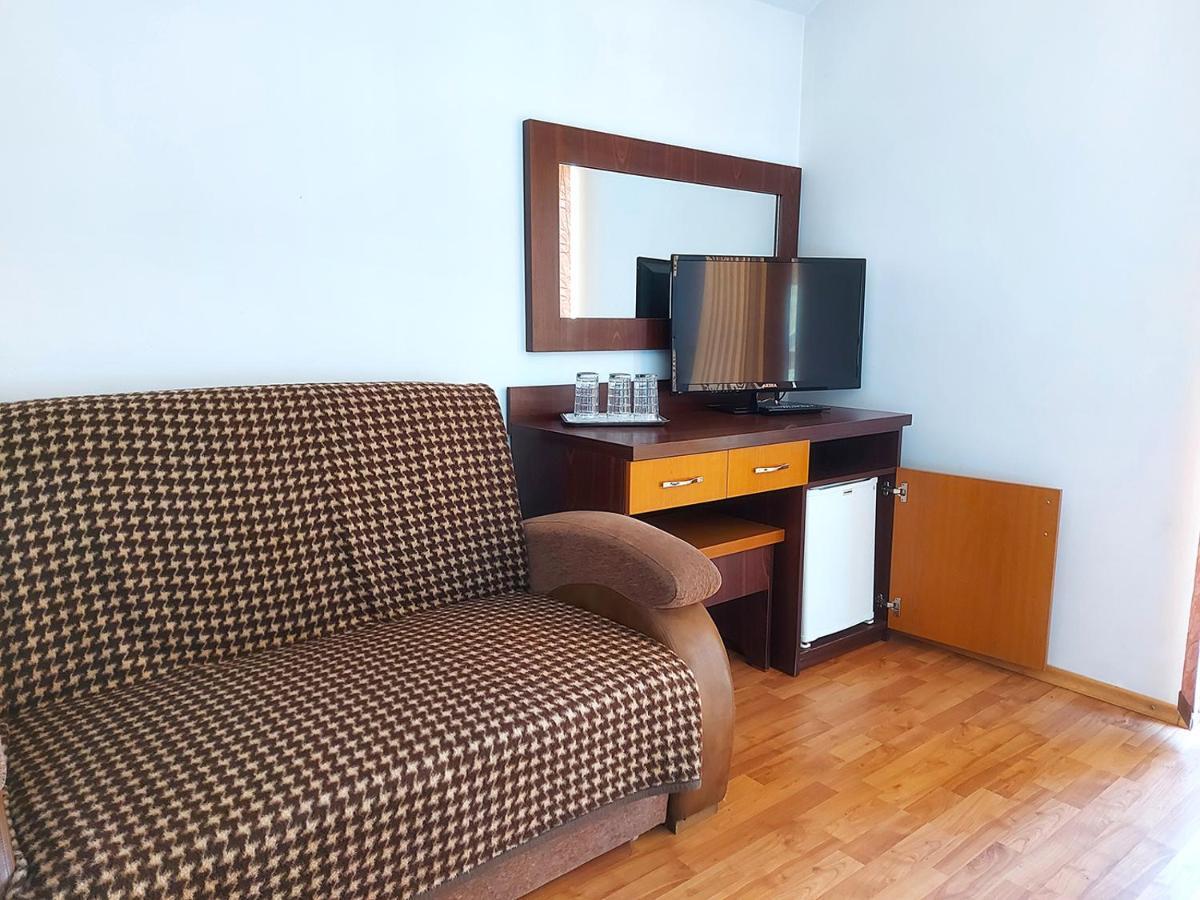 Floare De Colt Petrosani Hotel Екстериор снимка