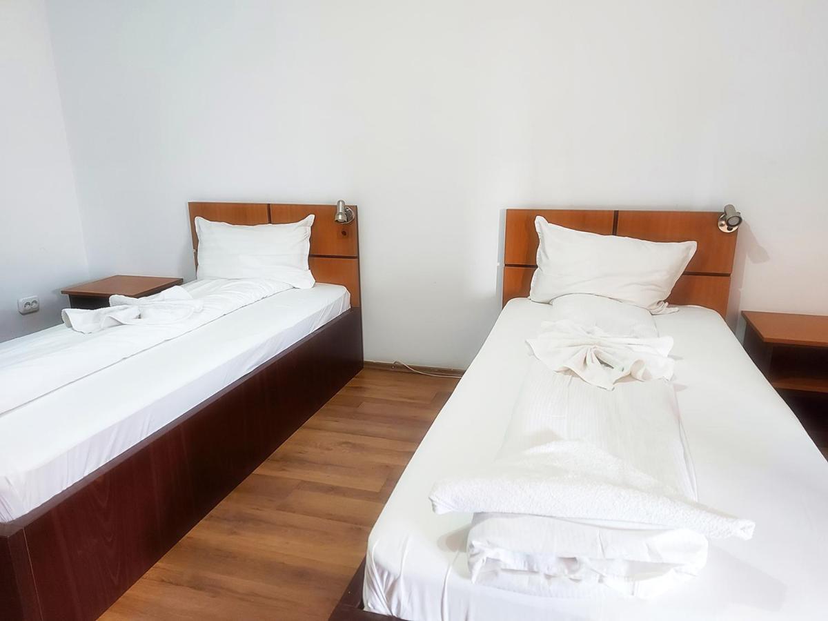 Floare De Colt Petrosani Hotel Екстериор снимка