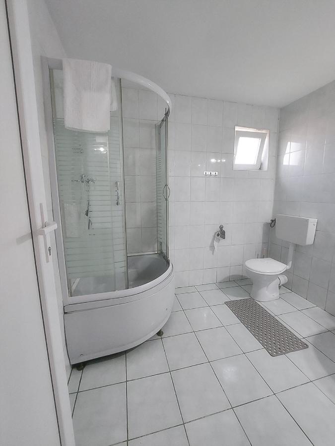 Floare De Colt Petrosani Hotel Екстериор снимка