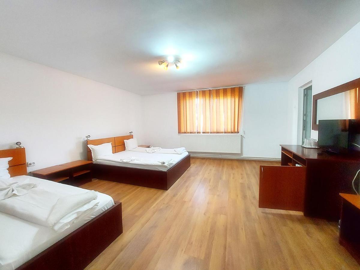 Floare De Colt Petrosani Hotel Екстериор снимка