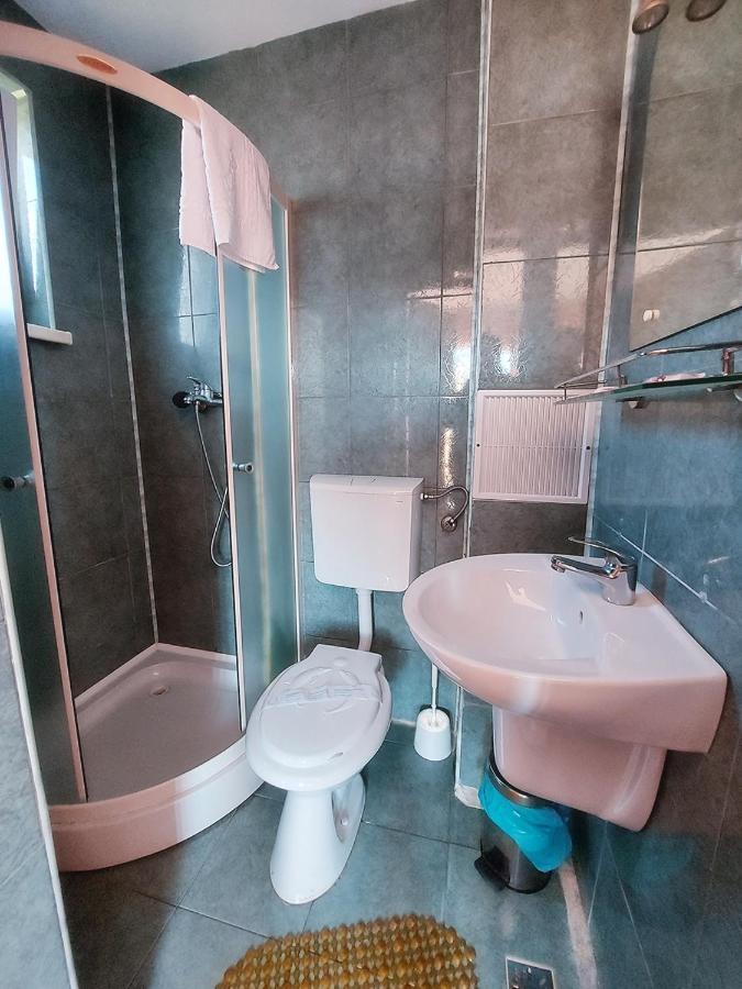 Floare De Colt Petrosani Hotel Екстериор снимка
