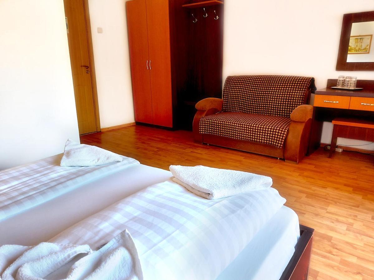 Floare De Colt Petrosani Hotel Екстериор снимка