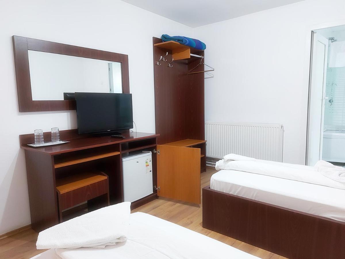 Floare De Colt Petrosani Hotel Екстериор снимка