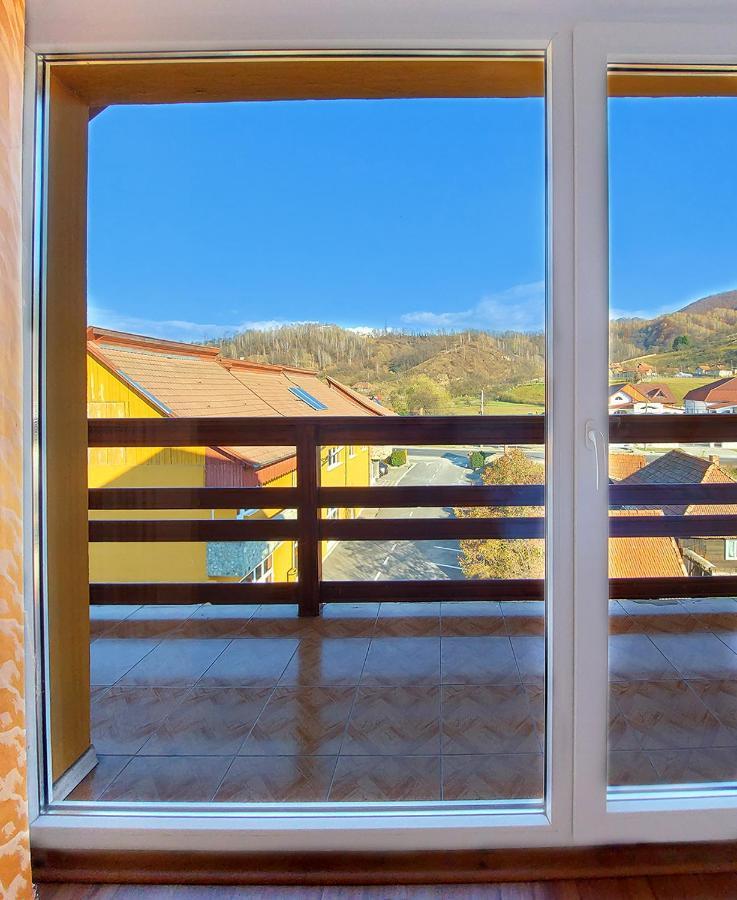 Floare De Colt Petrosani Hotel Екстериор снимка