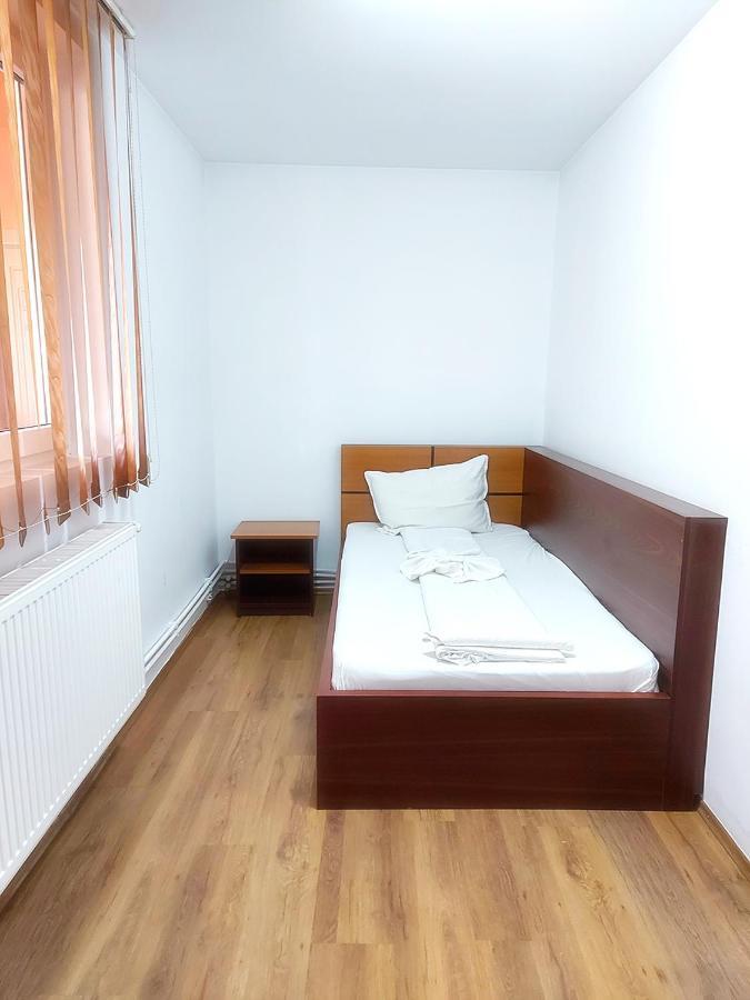 Floare De Colt Petrosani Hotel Екстериор снимка