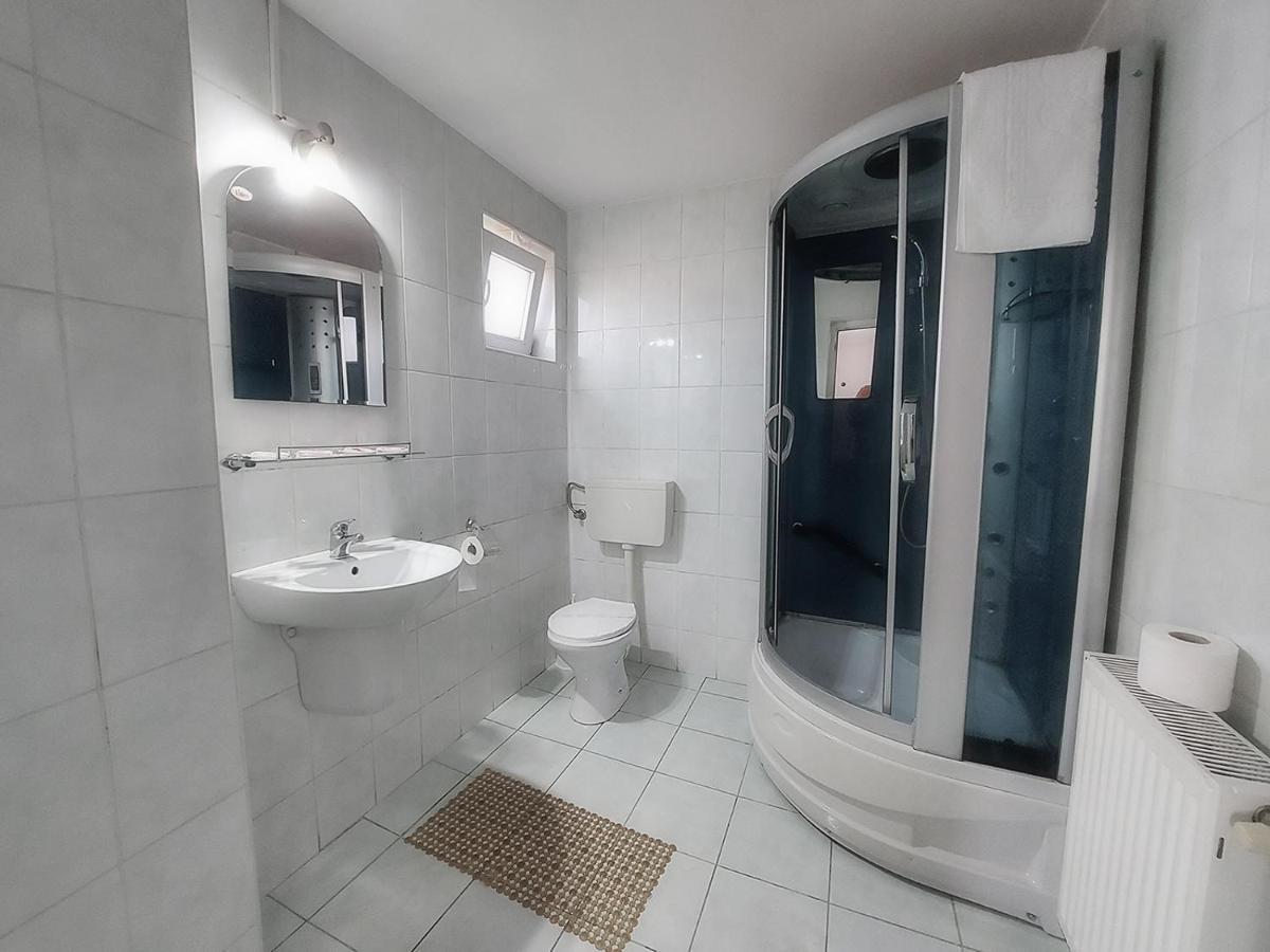 Floare De Colt Petrosani Hotel Екстериор снимка