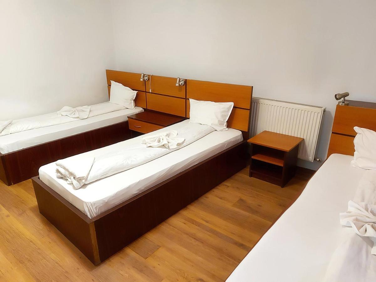Floare De Colt Petrosani Hotel Екстериор снимка