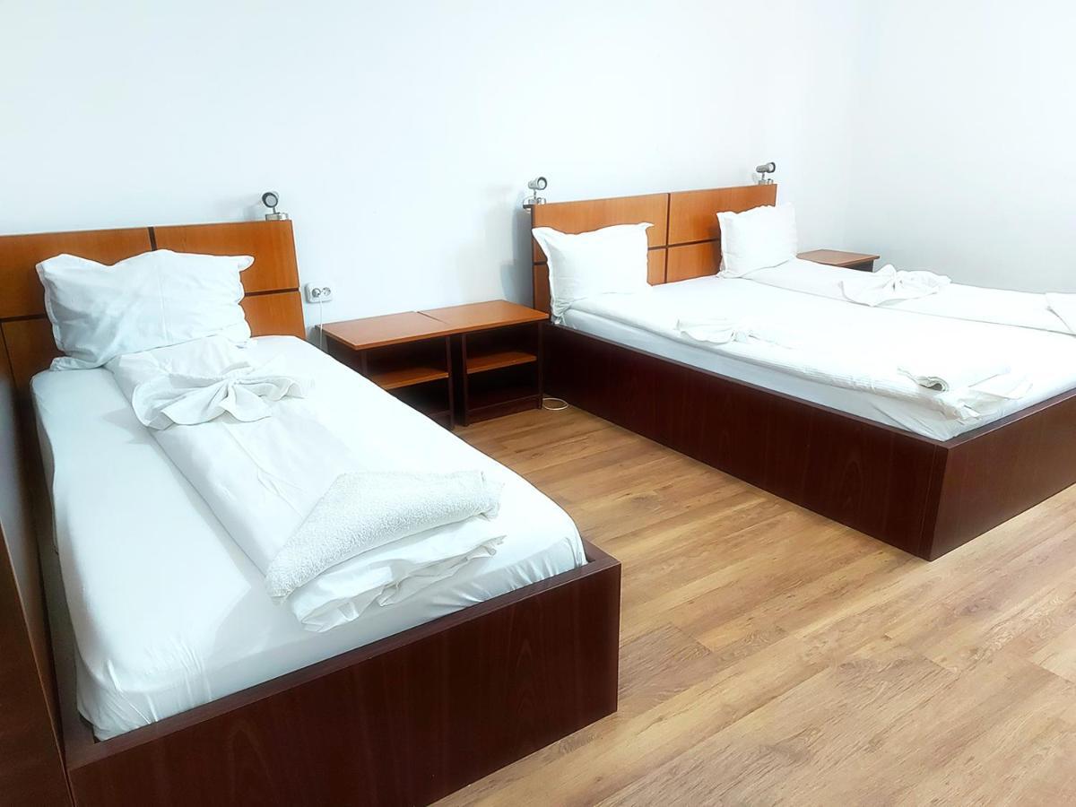 Floare De Colt Petrosani Hotel Екстериор снимка