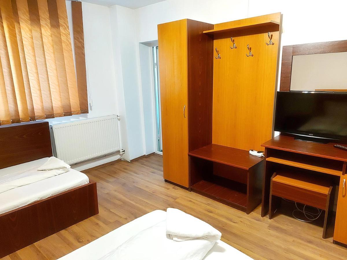 Floare De Colt Petrosani Hotel Екстериор снимка