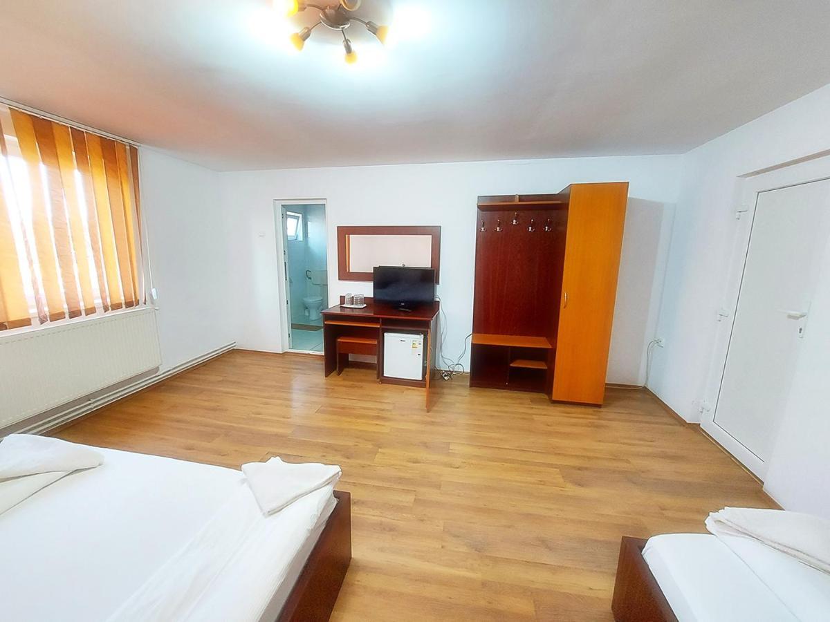 Floare De Colt Petrosani Hotel Екстериор снимка